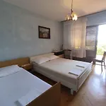 4 Bedrooms Approx 70 M To The Sea *