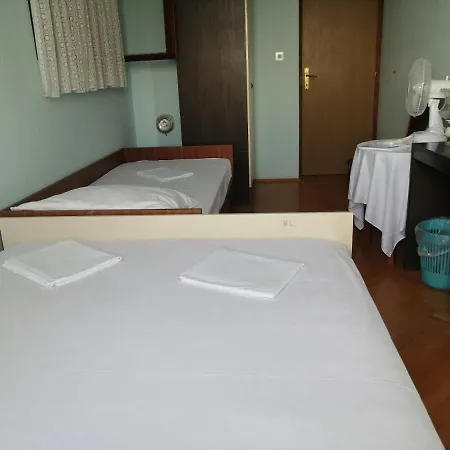 4 Bedrooms Approx 70 M To The Sea