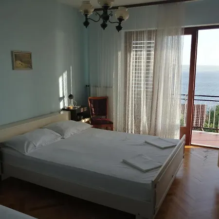 4 Bedrooms Approx 70 M To The Sea *