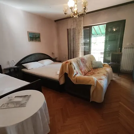 4 Bedrooms Approx 70 M To The Sea *