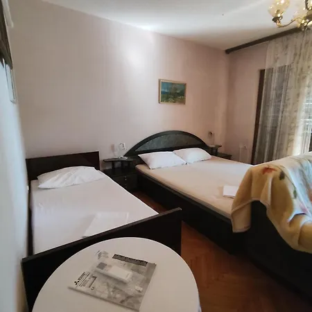 4 Bedrooms Approx 70 M To The Sea *