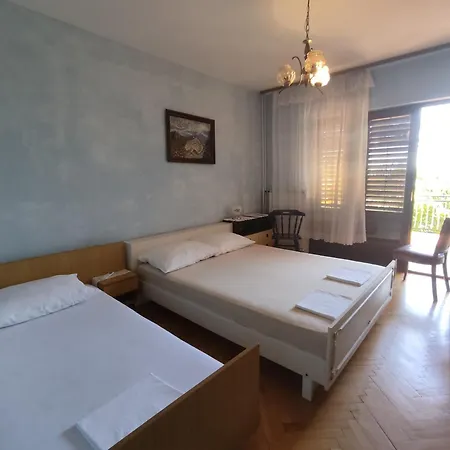 4 Bedrooms Approx 70 M To The Sea *
