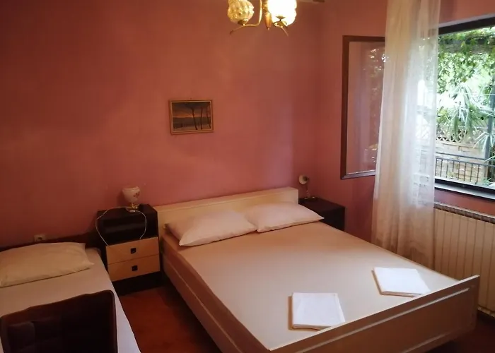 4 Bedrooms Approx 70 M To The Sea *