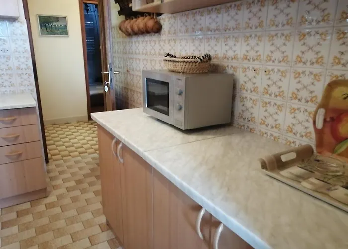 4 Bedrooms Approx 70 M To The Sea *