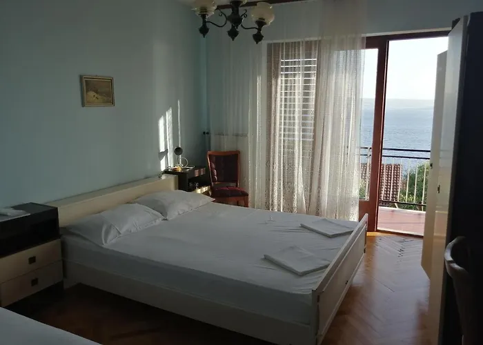 4 Bedrooms Approx 70 M To The Sea *