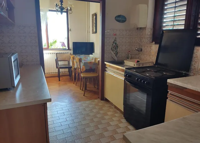 4 Bedrooms Approx 70 M To The Sea