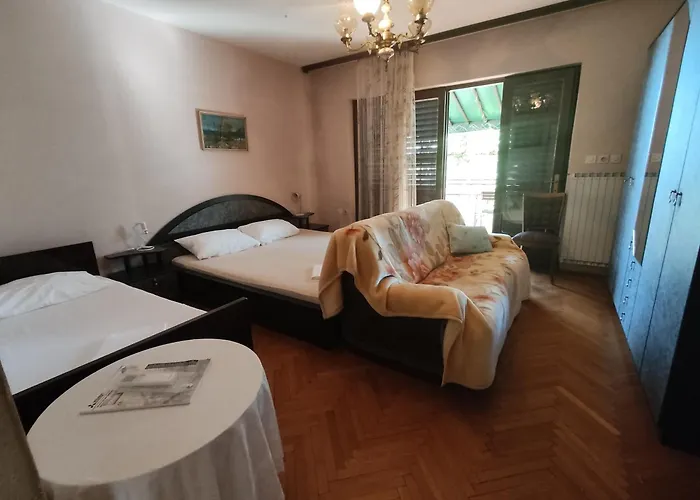 4 Bedrooms Approx 70 M To The Sea *