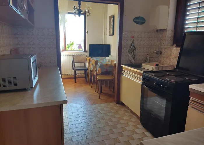 4 Bedrooms Approx 70 M To The Sea